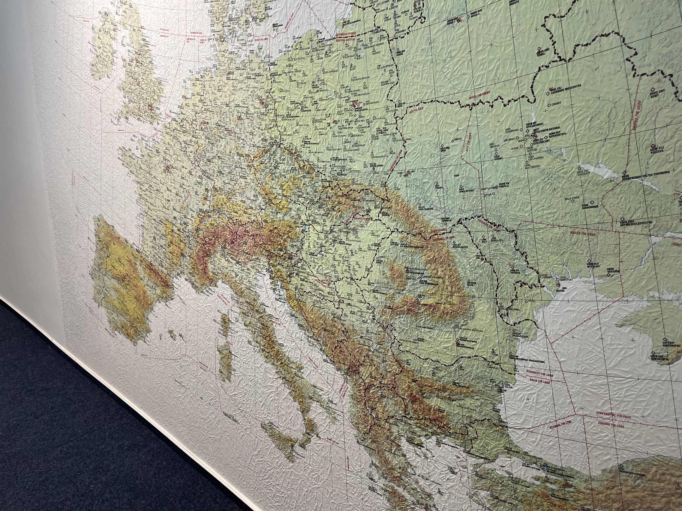 Kartenmotiv grossformatig auf einer Wand