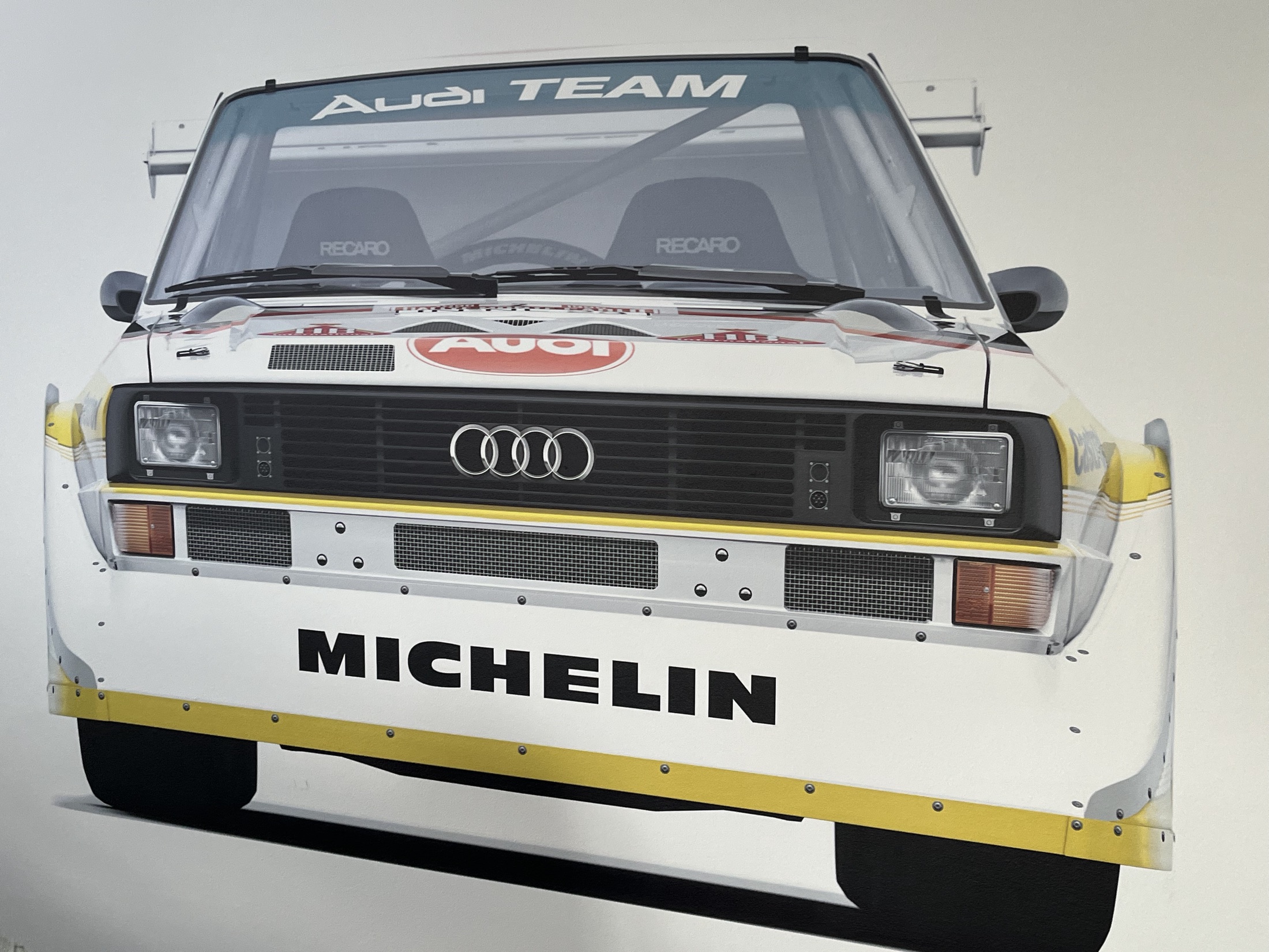 Rennsport-Motiv auf Wand